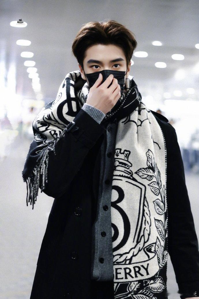 张康乐是要出国谈收购吗张康乐出发伦敦时装周 谁懂啊！张康乐这一身黑大衣 + 骑士