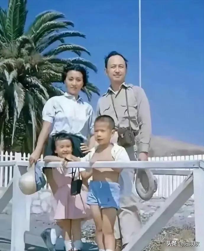 钱学森先生年轻时照片很亮眼，一家4口，穿着干净整洁，生活富足，钱老身上挂着应该是