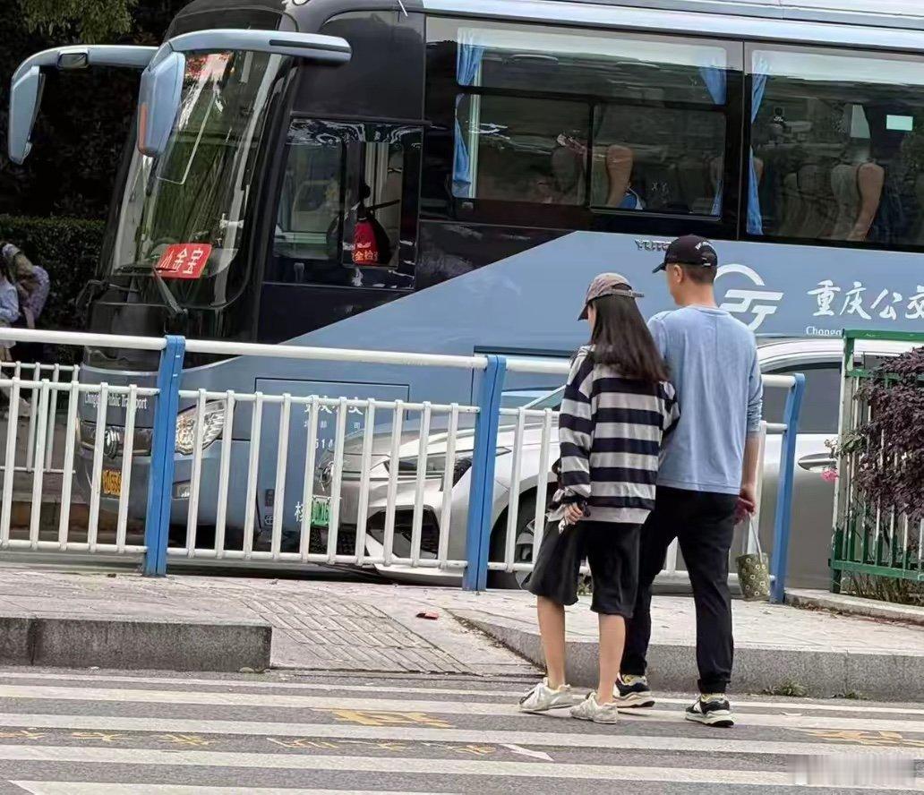 偶遇任重孙骁骁挽手散步任重孙骁骁挽手散步 任重孙骁骁挽手散步，夫妻俩戴着帽子并肩