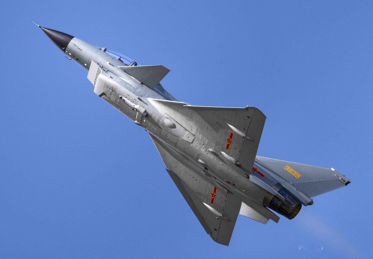 歼10S
在西安飞行学院教官的操控下，飞得自信、刚健！