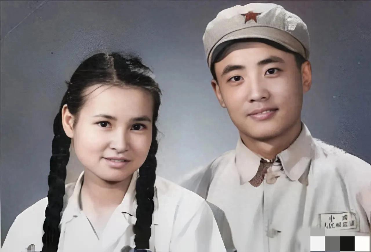 ·1953年，林徽因女儿梁再冰结婚时，和丈夫于杭的结婚照，镜头中两人郎才女貌很是