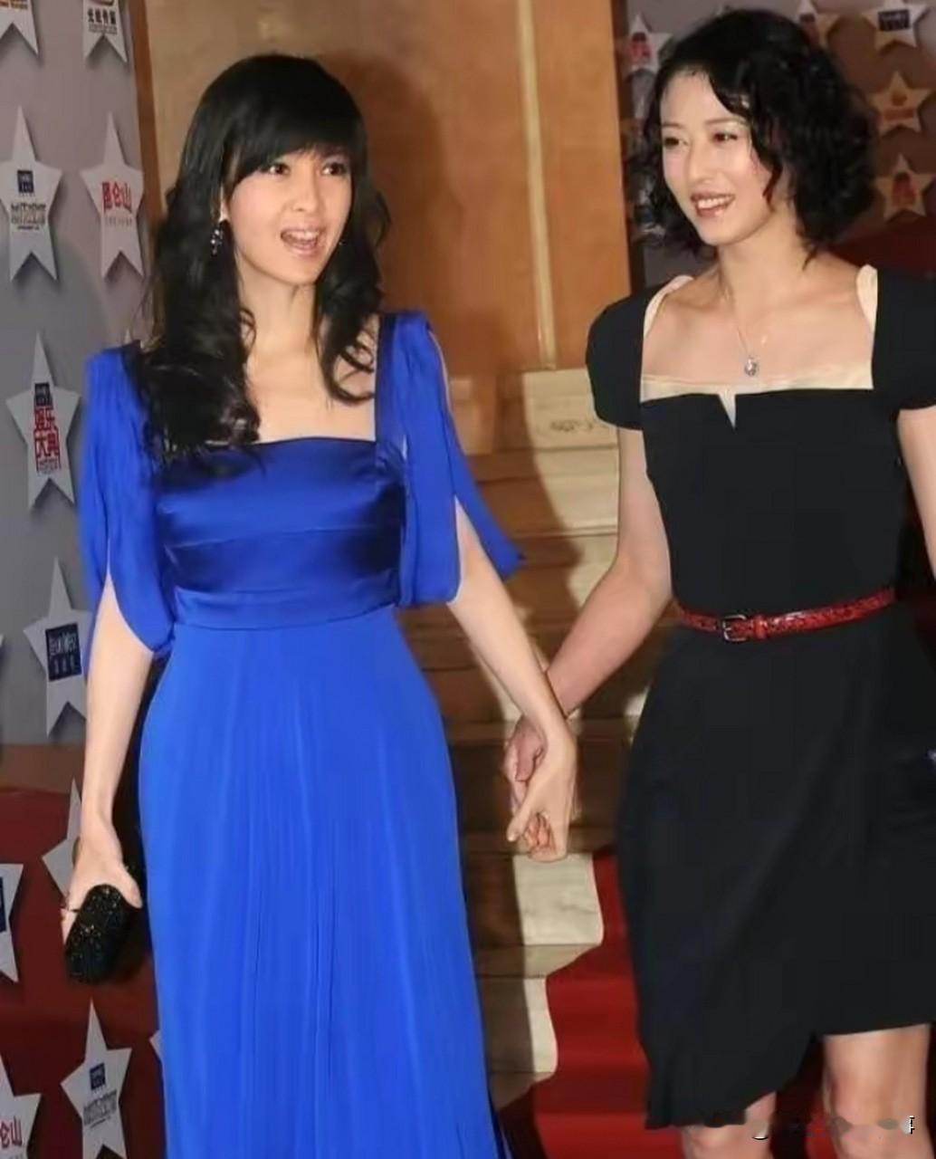 周慧敏和周海媚手拉手的的照片