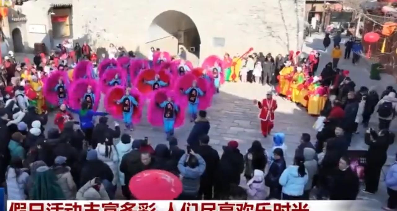 新春伊始，各地文旅市场持续升温，处处洋溢着热闹气息。街头巷尾张灯结彩，特色市集人