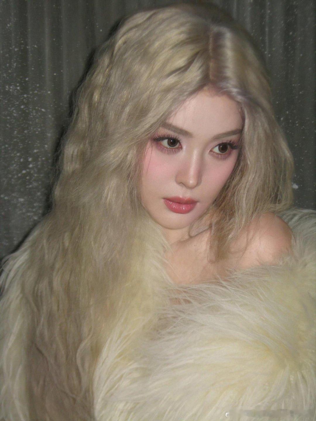 娜扎就这么听取哇声一片 见过很多红毯美人，但像娜扎这样，每次出场都能引爆现场惊叹
