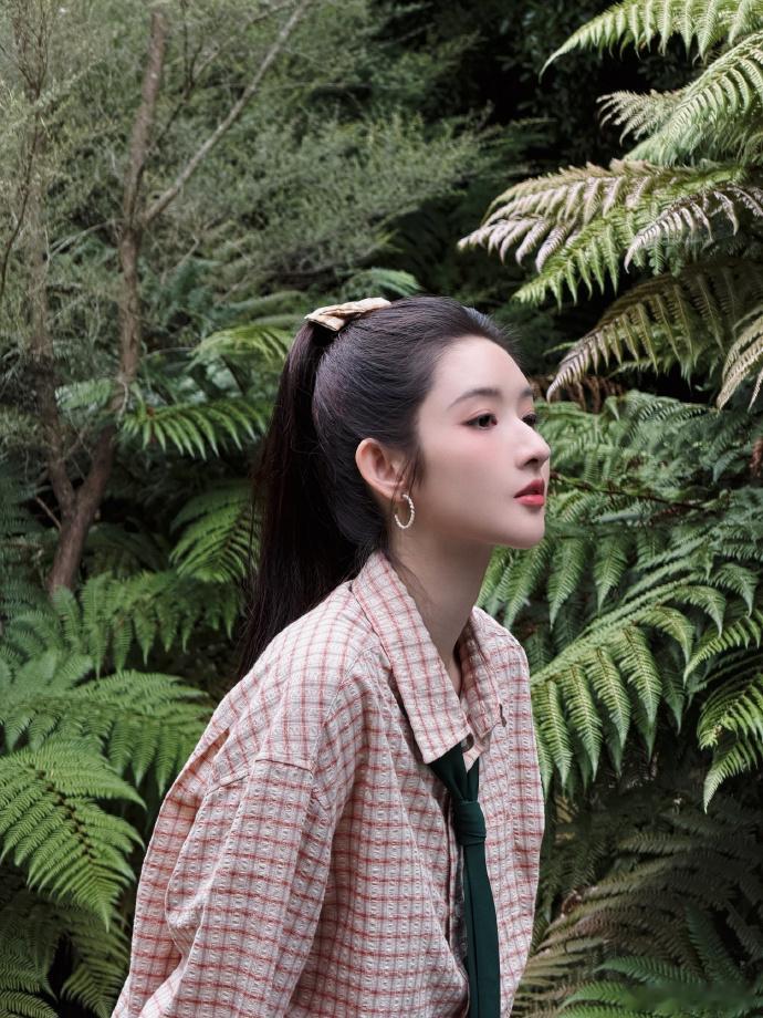 王玉雯试图吃掉彩虹王玉雯拥有了一道彩虹 分享的照片真的好有意思呀，王玉雯试图吃掉