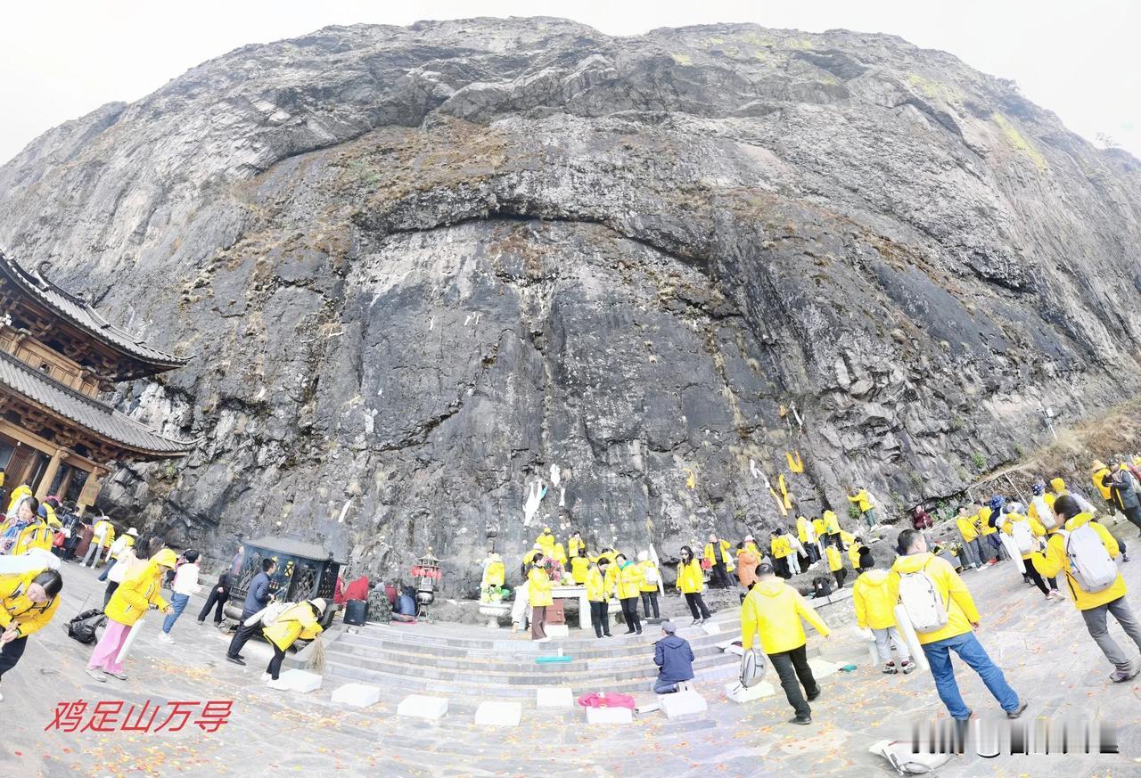 鸡足山华首门～中国汉字“华”与“花”相通，六祖慧能一花开五叶，这里的“花”指代的