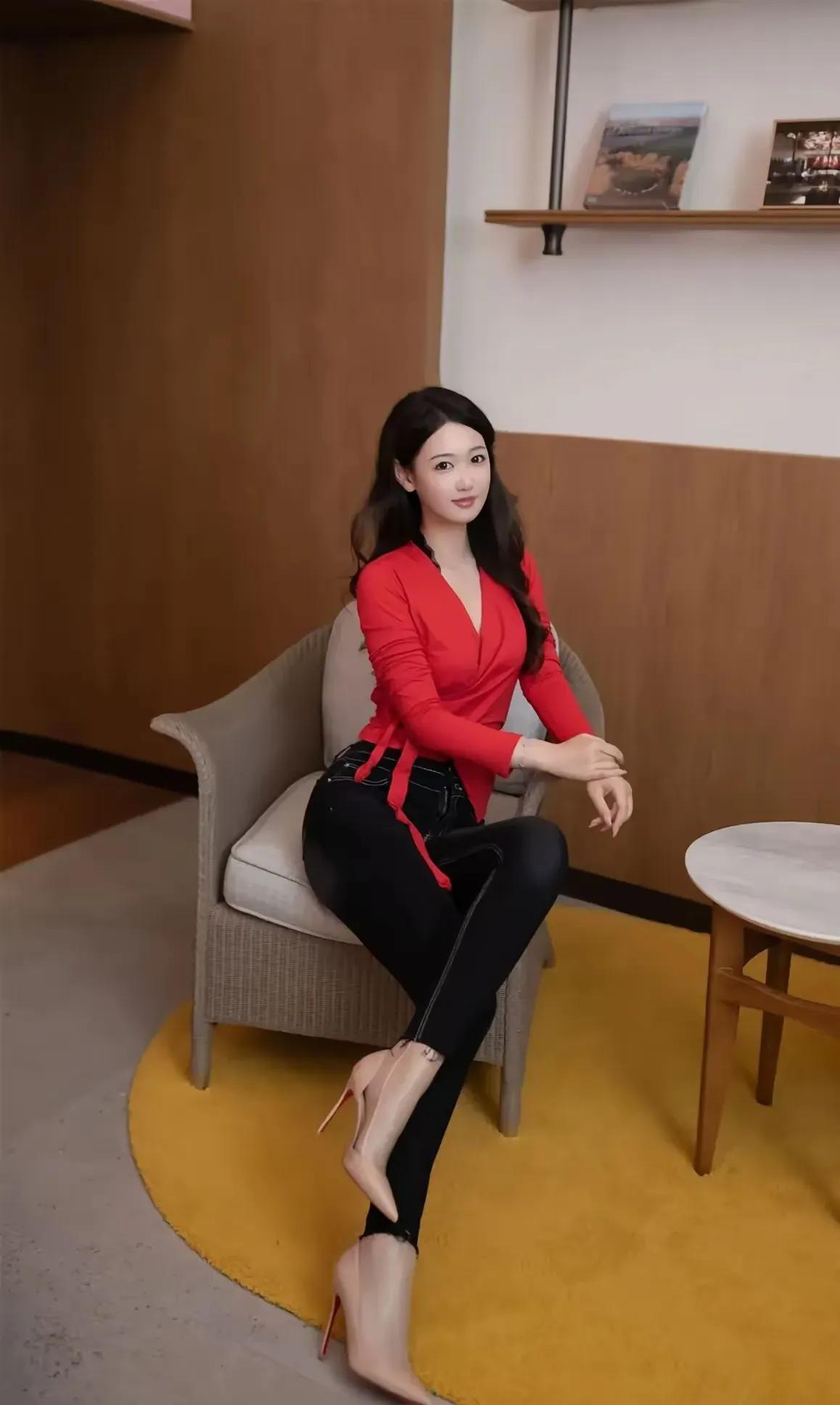 唐安琪这套穿搭以正红色交叉绑带V领上衣为视觉焦点，修身剪裁勾勒曼妙曲线，绑带设计