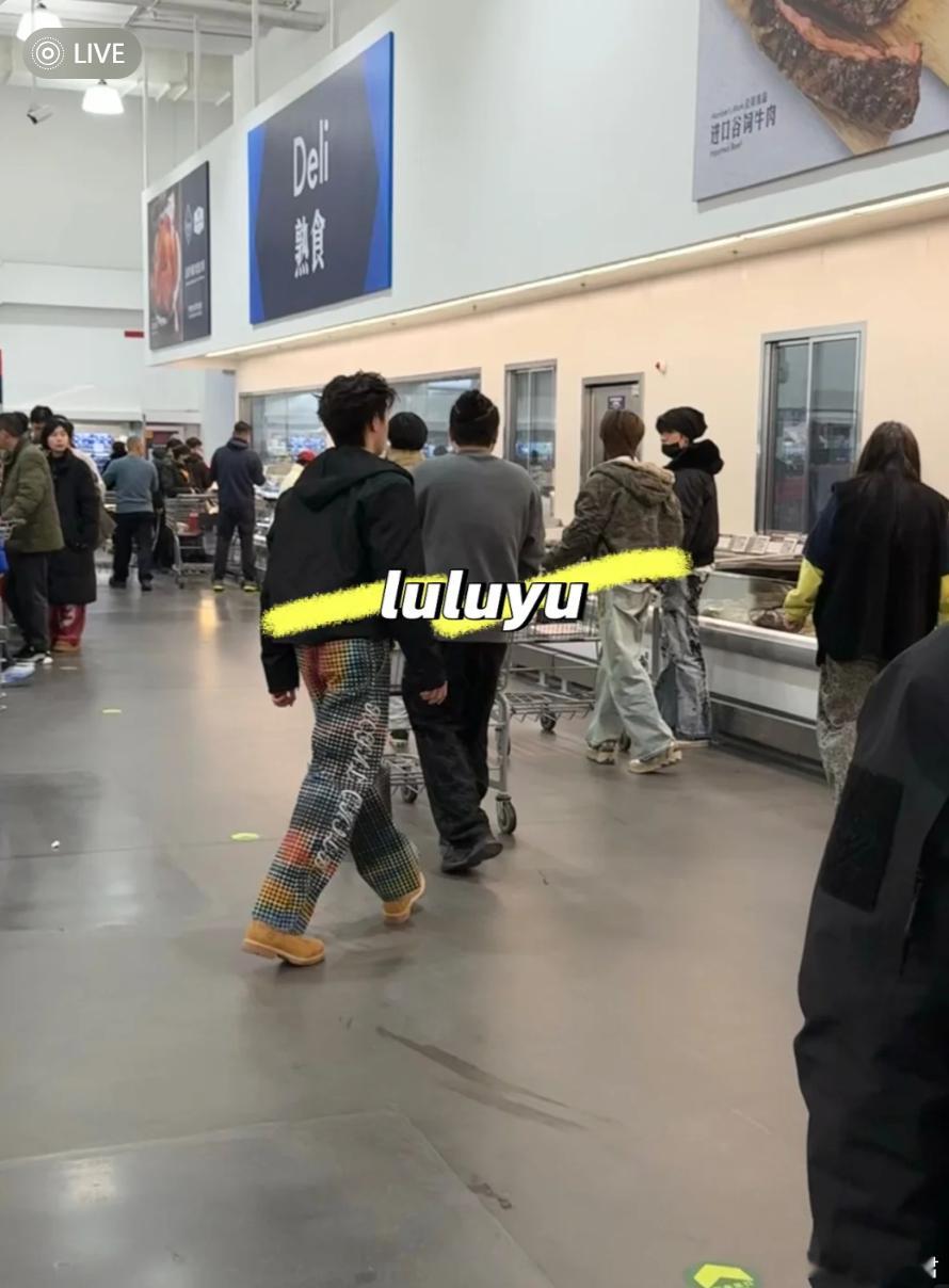 朱志鑫张泽禹张极逛超市 朱志鑫、张泽禹、张极一起去逛超市了，是什么新物料，请今晚