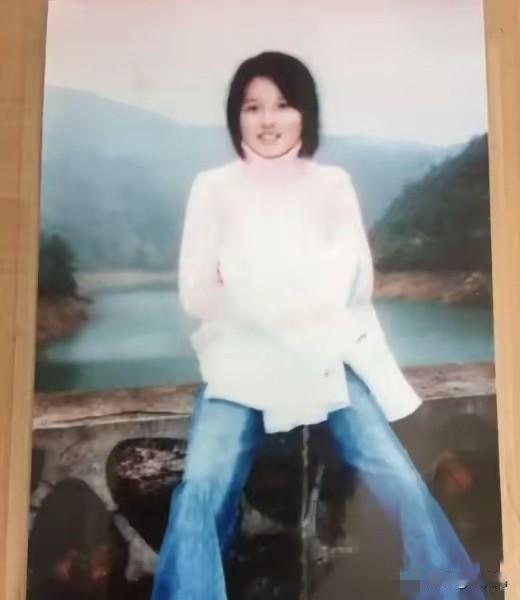2004年，福建女大学生蔡伟娟在校园里“凭空蒸发”。为了找她，原本家产千万的富豪