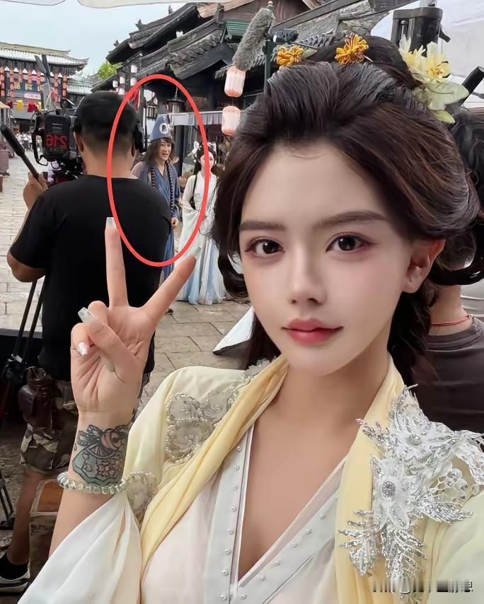本以为自己是大网红，走到哪都有面儿，结果制片人根本没把她放在眼里！
8月25日，