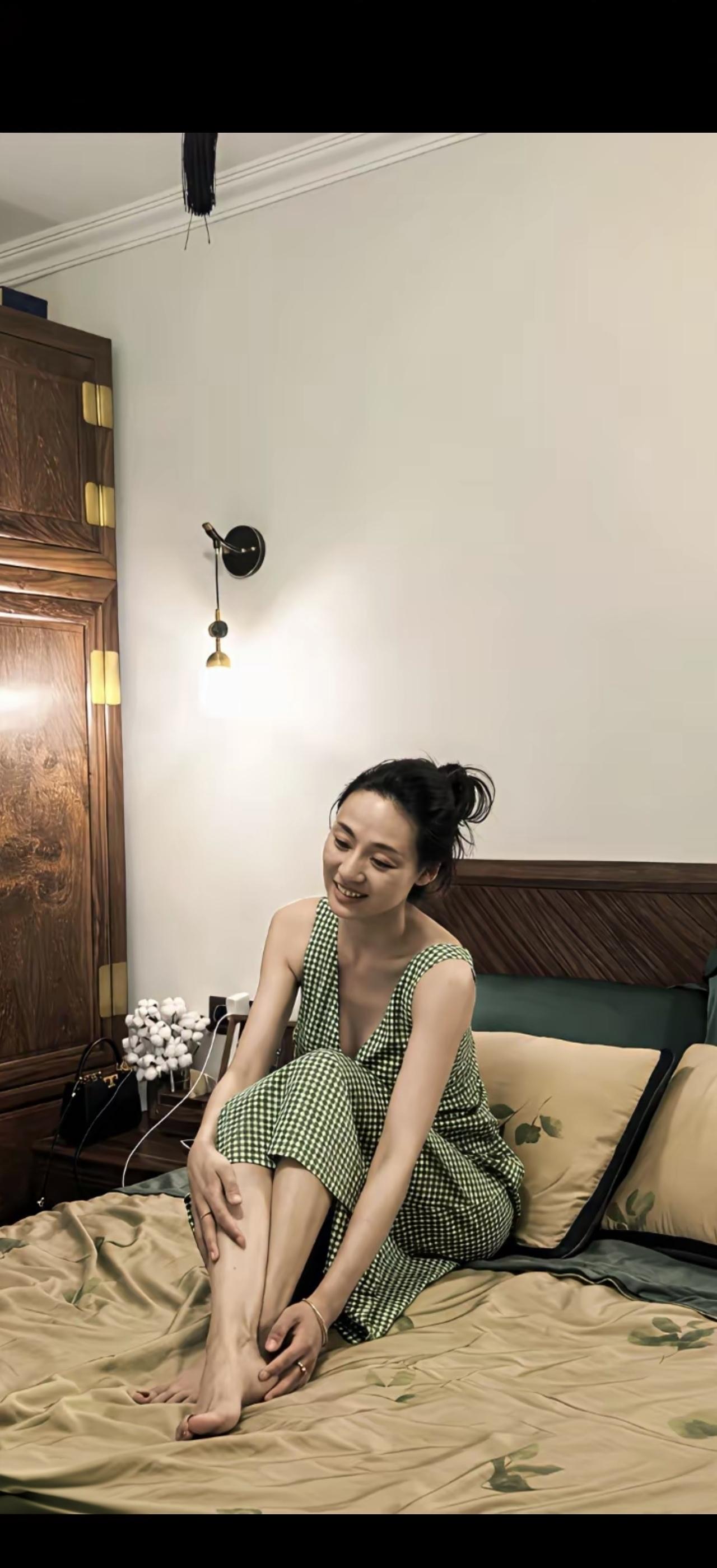 绿衣美人卧，笑语入梦来。