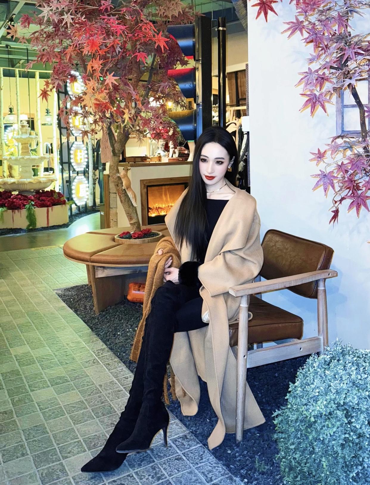 美女的美丽体现在何处呢？修养美，有内涵、有素质，言行举止都很得体。