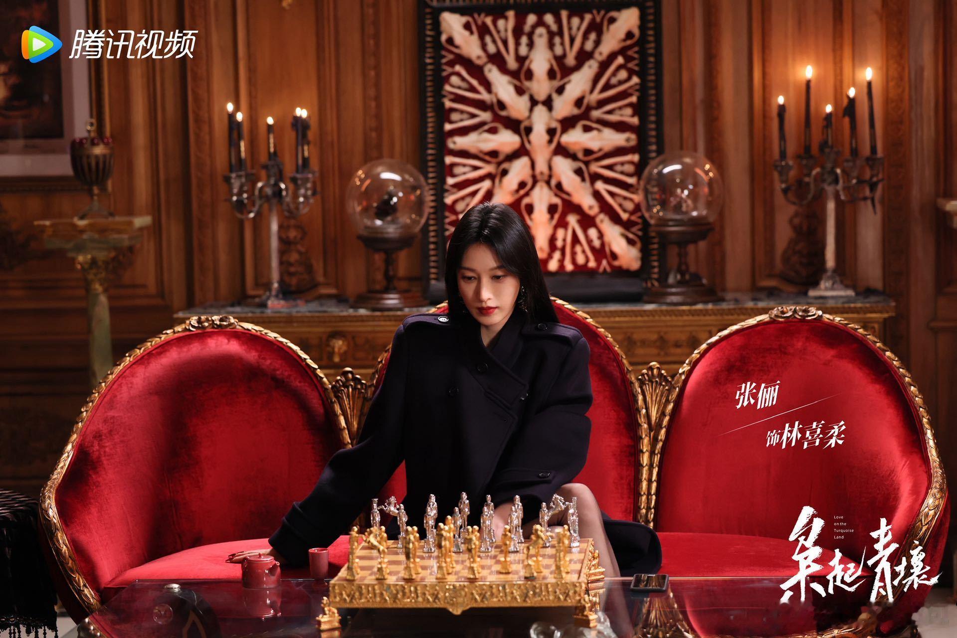 看见了吗？这就是用头发施咒的暗夜女巫！张俪的黑长直在风里舞成毒蛇，每帧都在重新定