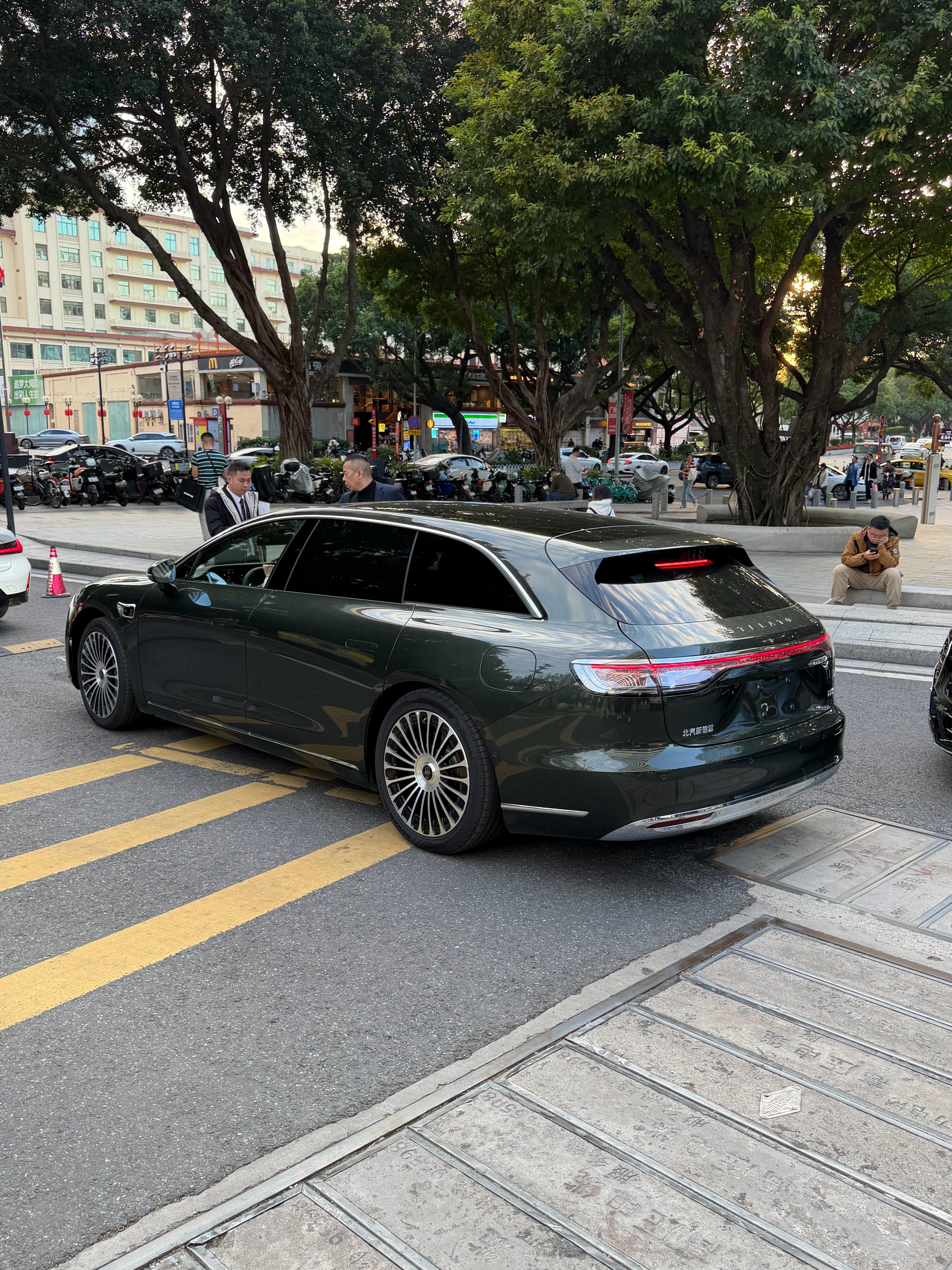 这次没有收到 发布会的邀请但是我在奔驰xx科技创新日遇到了一台S9T。我超，这个