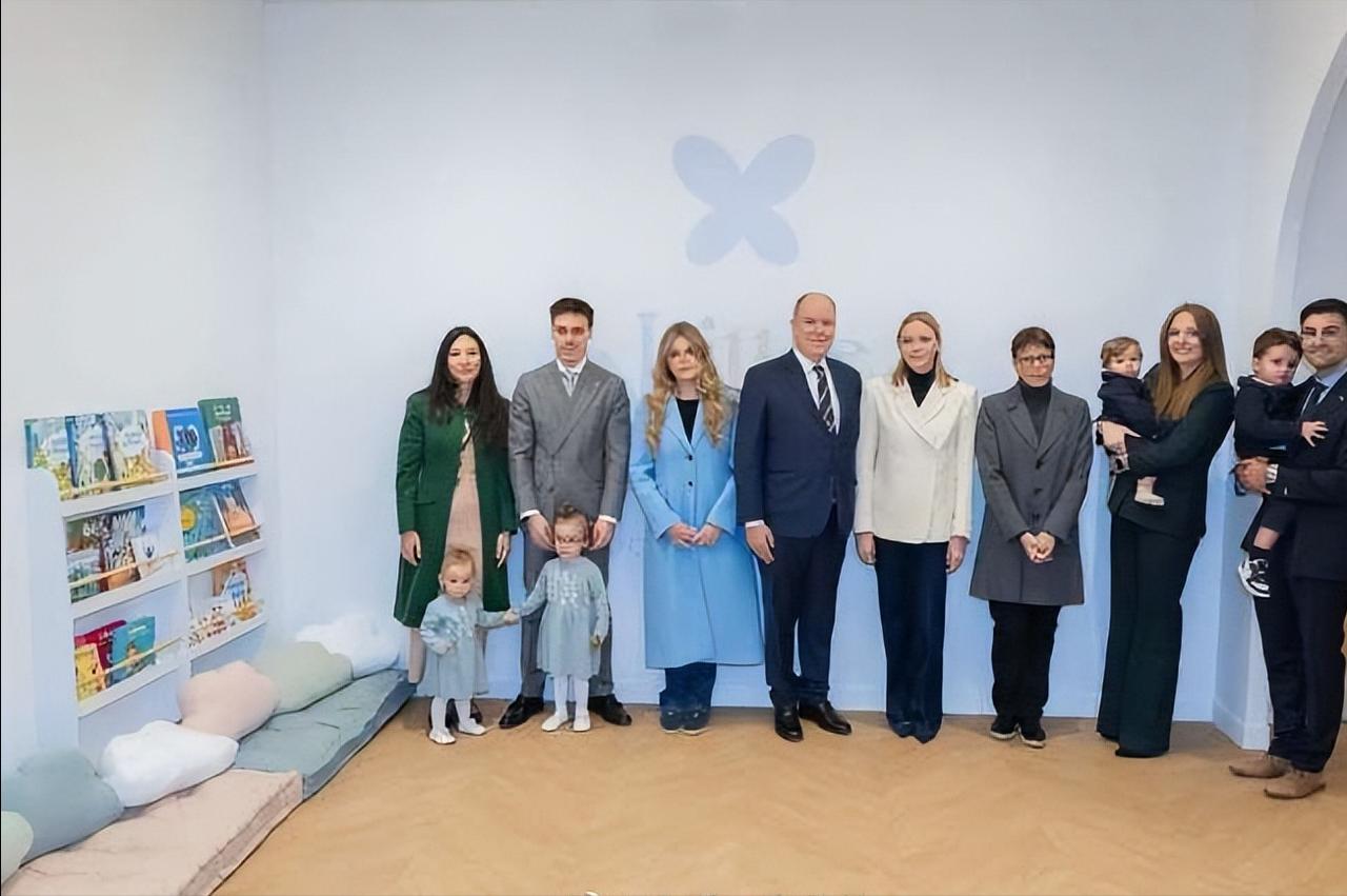 夏琳2026第一次公开露面[微笑]
颜值顶流夏琳也48岁了，
大概是发型关系，看