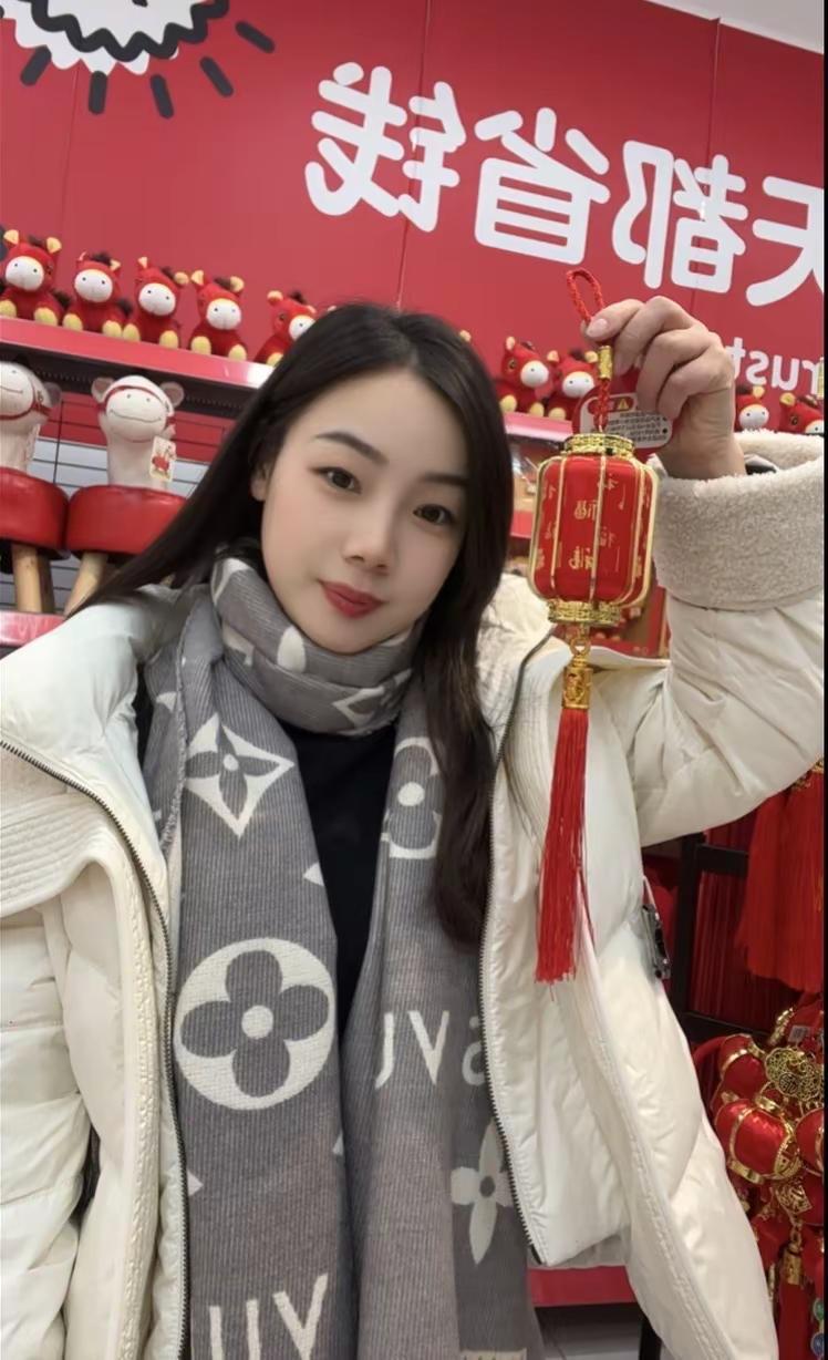 在这个细碎里，一个懂你辛苦的人，胜过一群懂你笑的人，千言万语，不如一句我懂你恭喜