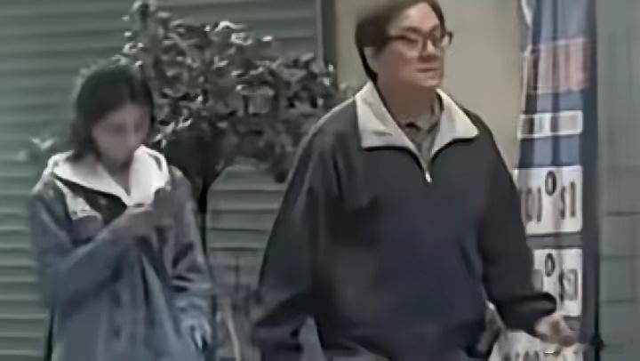 在澳门热闹的街头，网友意外偶遇了成龙和张子枫，这一消息瞬间引发热议。当日，成龙身