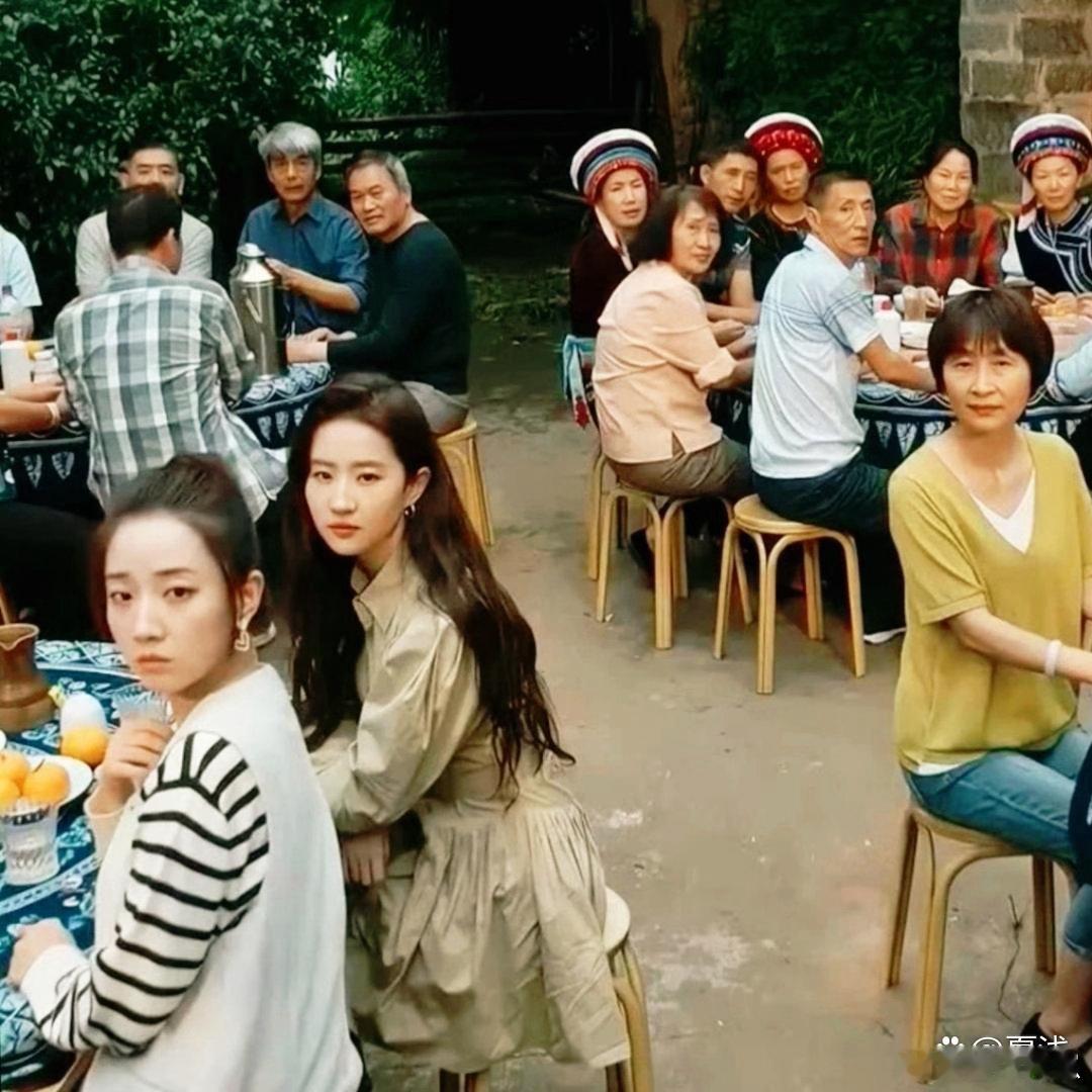 不愧是神仙姐姐刘亦菲，现身乡村婚礼一身朴素穿搭，低调又接地气。 
