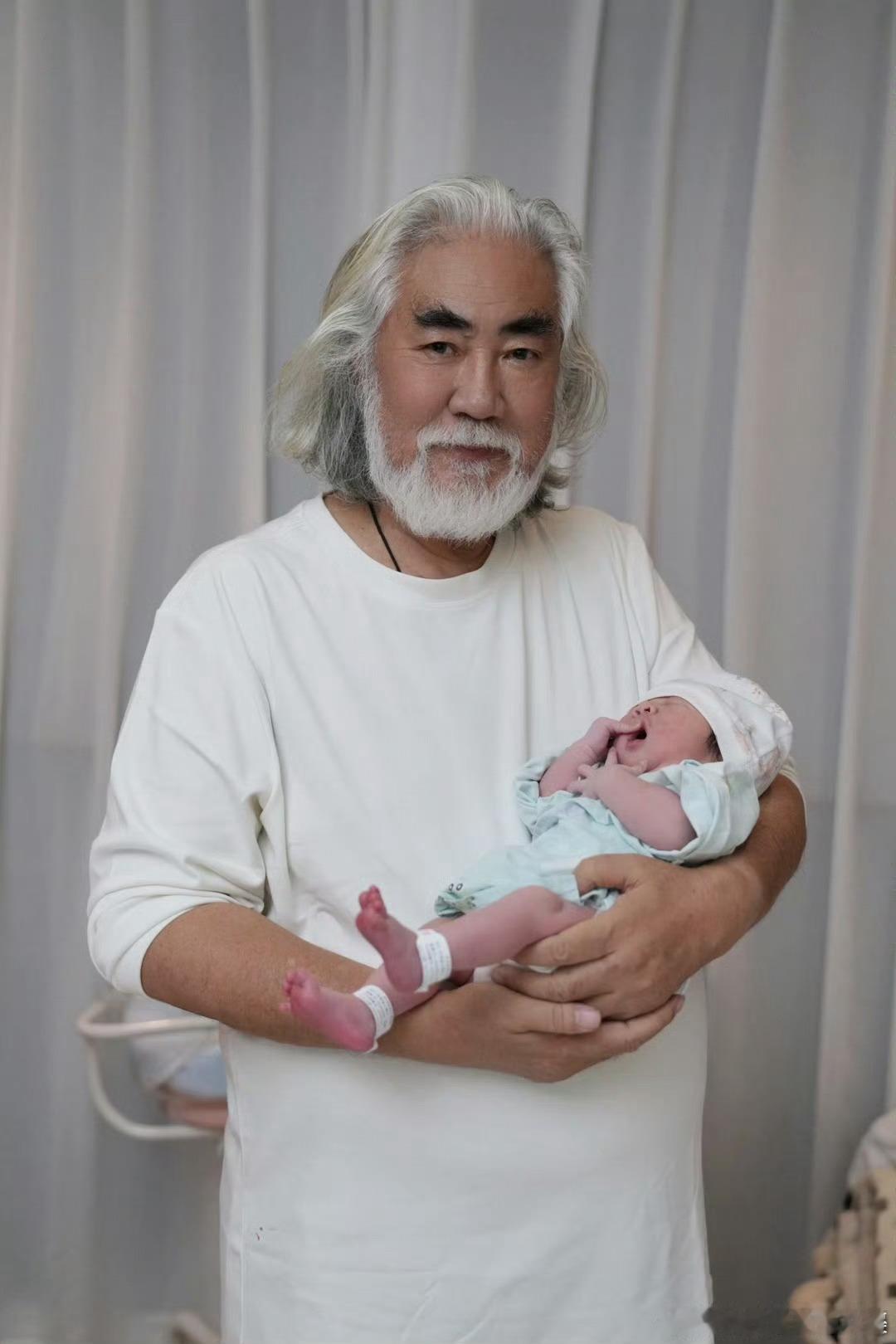 #73岁张纪中再当爸#张导真是龙马精神，男人楷模[赞]大四喜 ​​​
