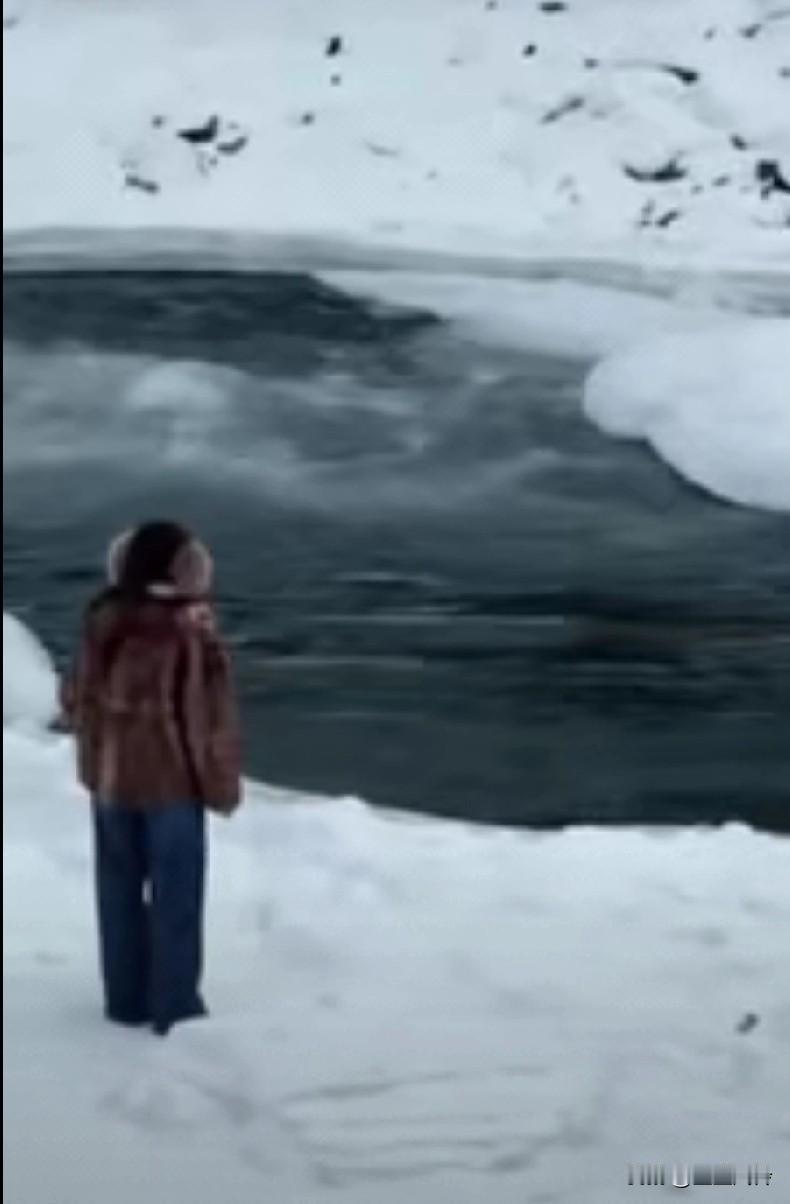 有个脑子正常的妈很重要，为了一张照片女儿被冰河冲走，这种女人害人啊
愚蠢的妈妈，