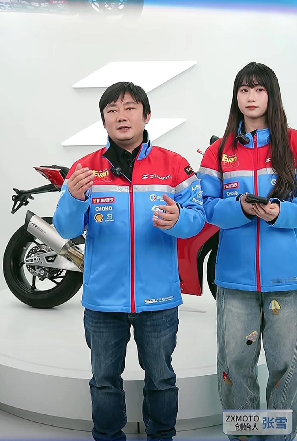 张雪机车冠军复刻版拍卖500万元成交！
备受期待的张雪机车冠军复刻版拍卖晚上八点