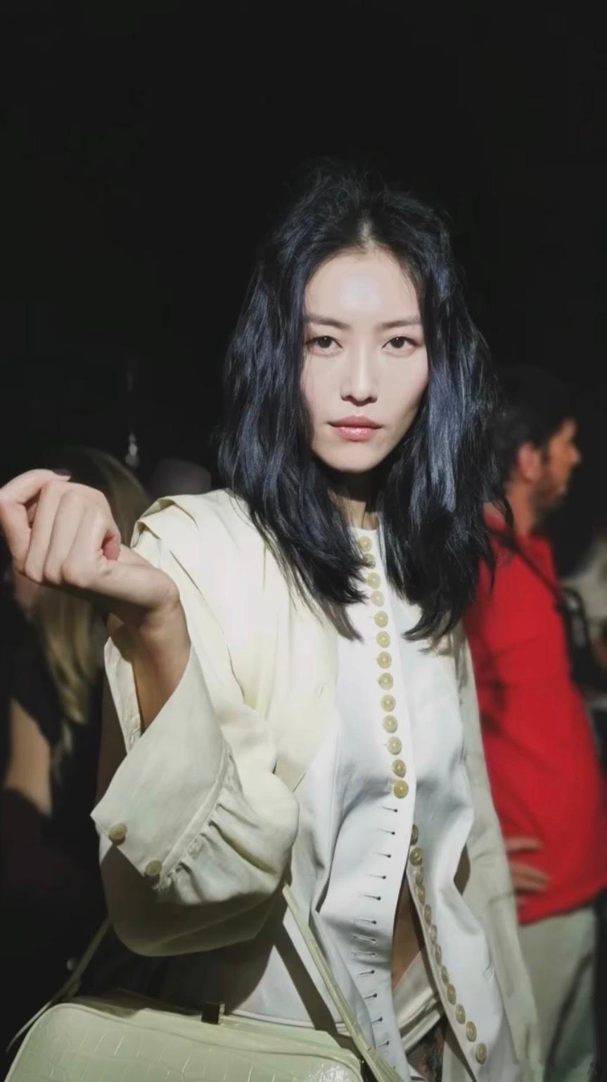 刘雯纽约时装周 第二场Runway for Khaite Spring/Summ