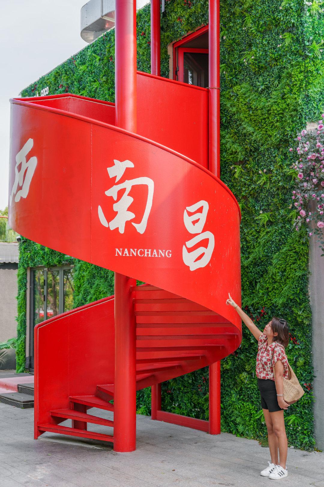 江西，一片充满魅力的红土地。这里是一座没有围墙的革命博物馆，南昌八一起义打响武装