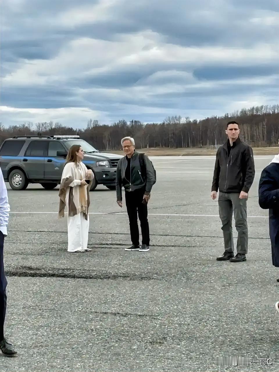 黄仁勋被看到登上空军一号，随特朗普访华！
当地时间5月12日，据彭博社报道，英伟
