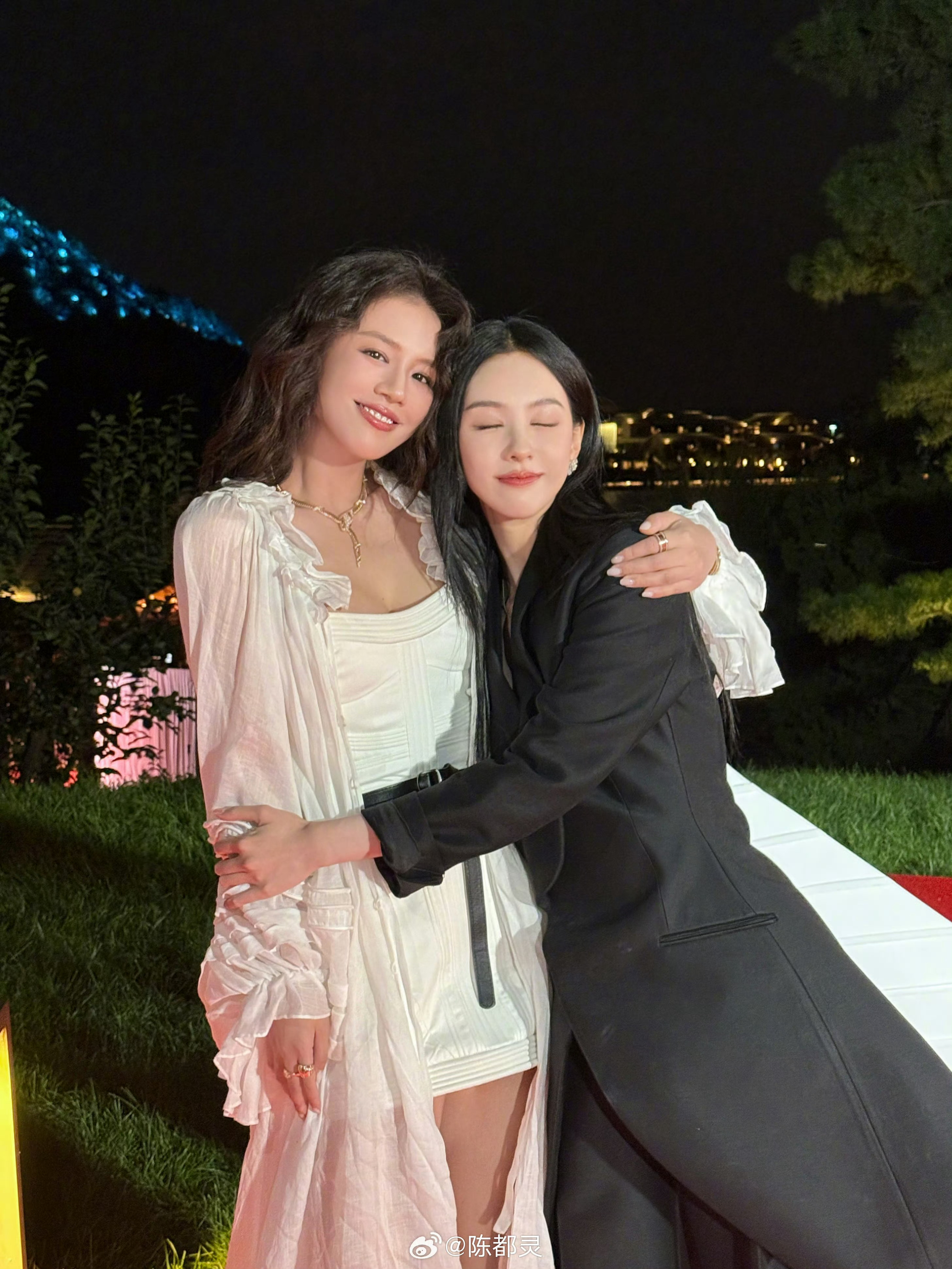 陈都灵十年了吧啦陈都灵依偎在你怀里很开心陈都灵十年了吧啦，梦回，[嘻嘻][嘻嘻]