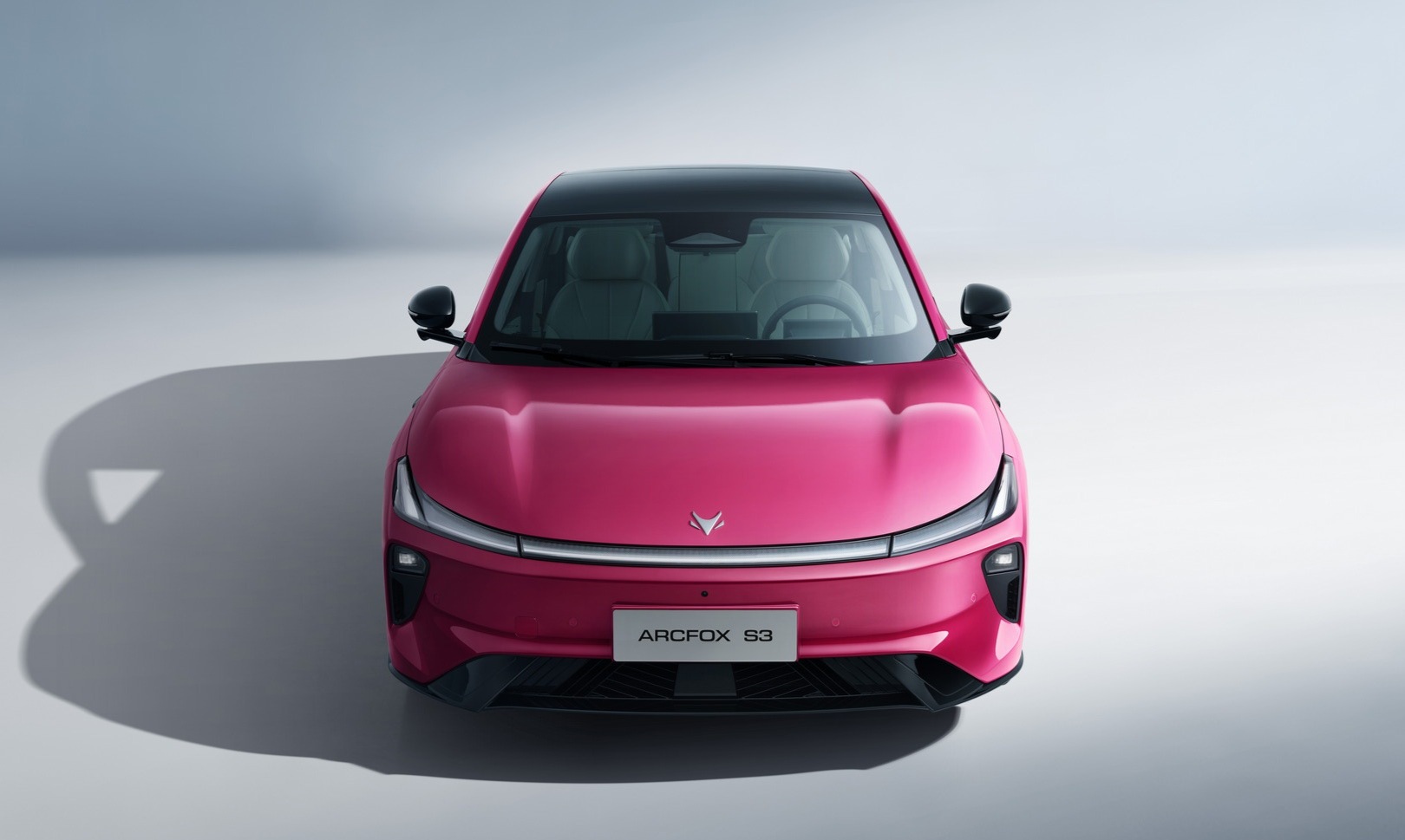 极狐S3官图看着不错，车长超过4.9米，续航550/650公里，前排座椅可放平，