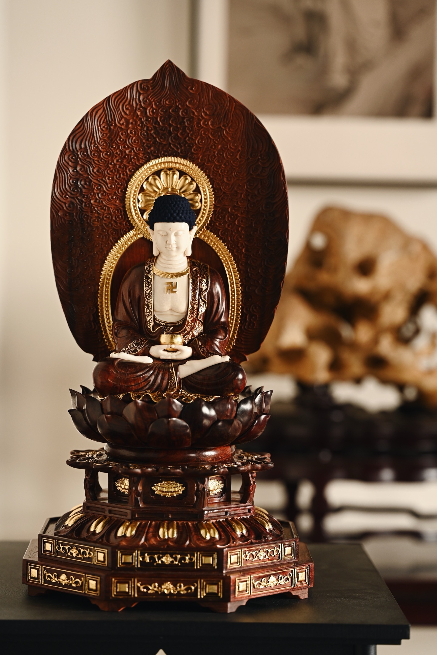 小叶紫檀x猛犸 | 释迦牟尼臻选优材，琢刻精细入微，描金工致富丽，紫檀复嵌猛犸，