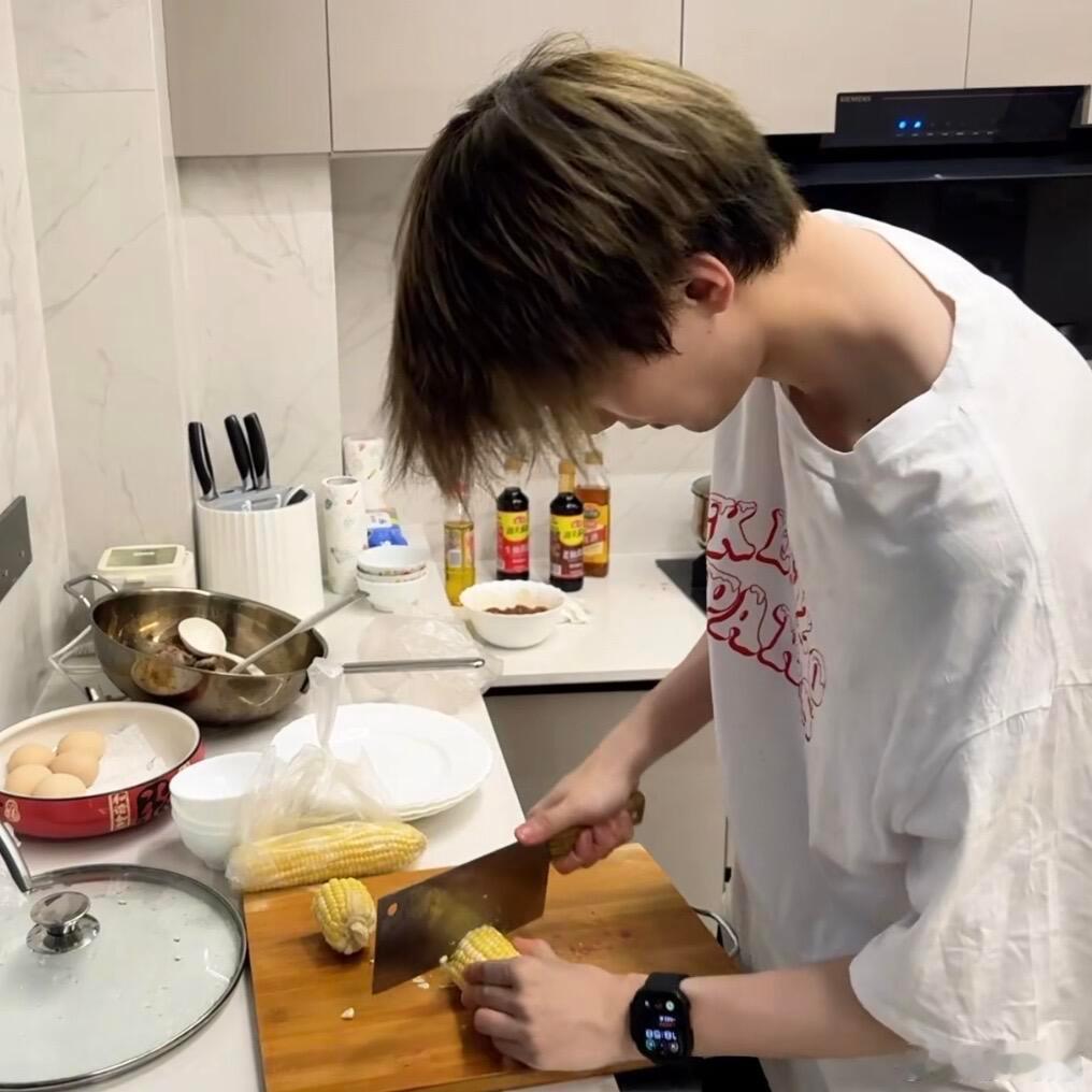 周翊然 经常做饭的年下弟弟 厨房里的小天才，周翊然总能用一双巧手做出美味佳肴。吃