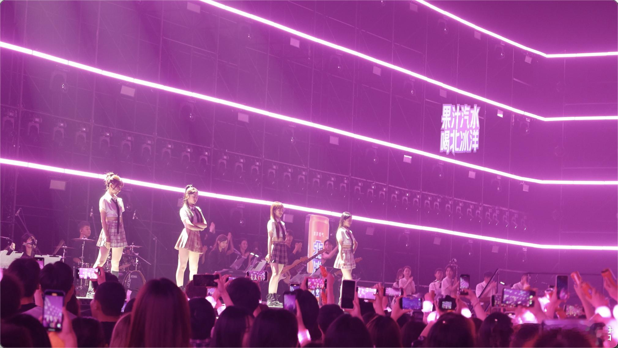 因为有喜欢的歌手所以去了滚烫歌会的现场，看见到处都是北冰洋的广告让我瞬间就想来一