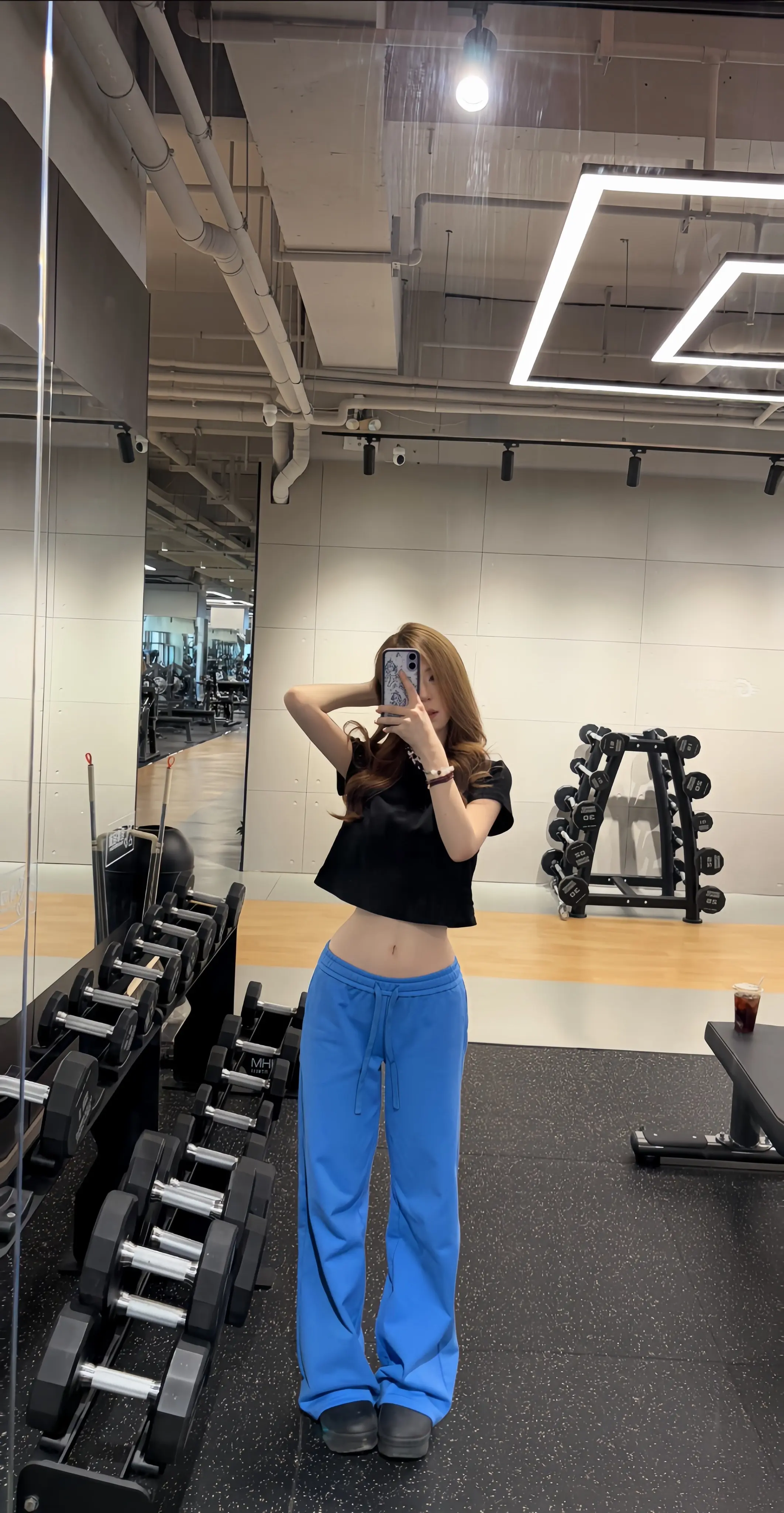 你总好奇我是怎样的人，我是边哭边搞定所有事情的可爱女人…