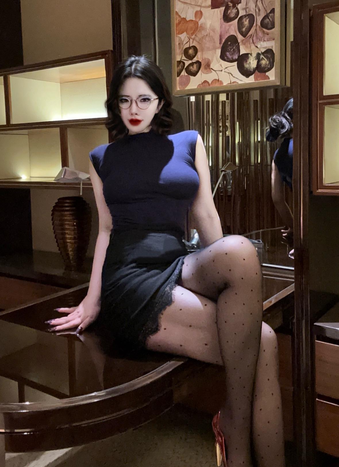 Hey，美艳的秘书小姐涞觅不止丝滑