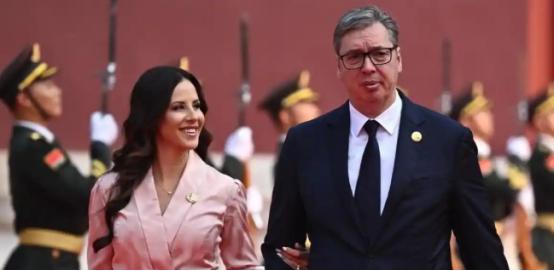 近期巴尔干半岛局势持续升级，塞尔维亚正面临来自三方的联合围堵，局势岌岌可危。塞尔