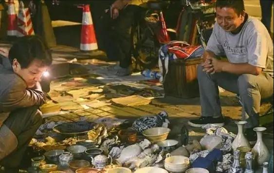 百万人血本无归！古玩市场为何突然冷清？年轻人不再接盘，几十年的收藏神话正在崩塌，