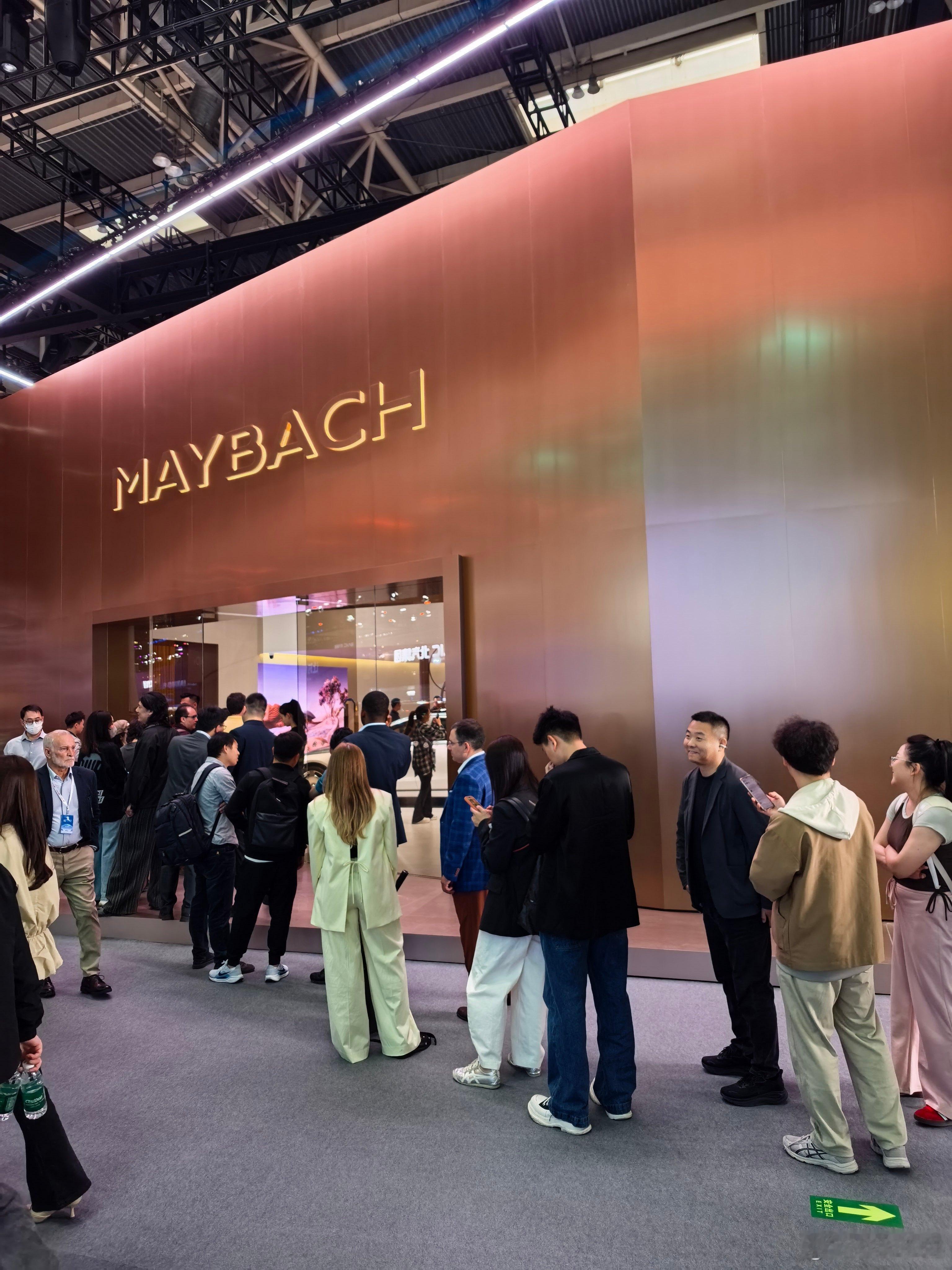 迈巴赫就是该这样，跟LV一样进店排队 