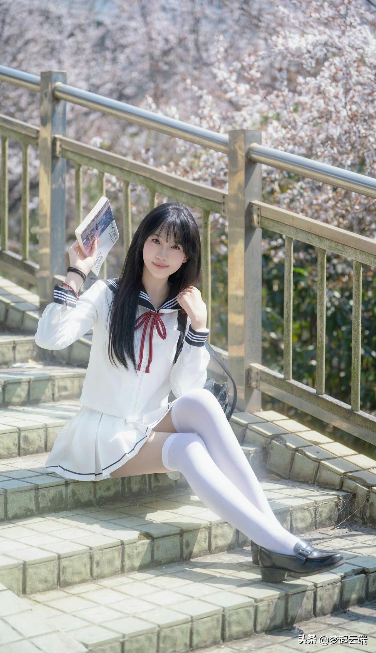 樱花树下，少女与书相伴，青春气息扑面而来。