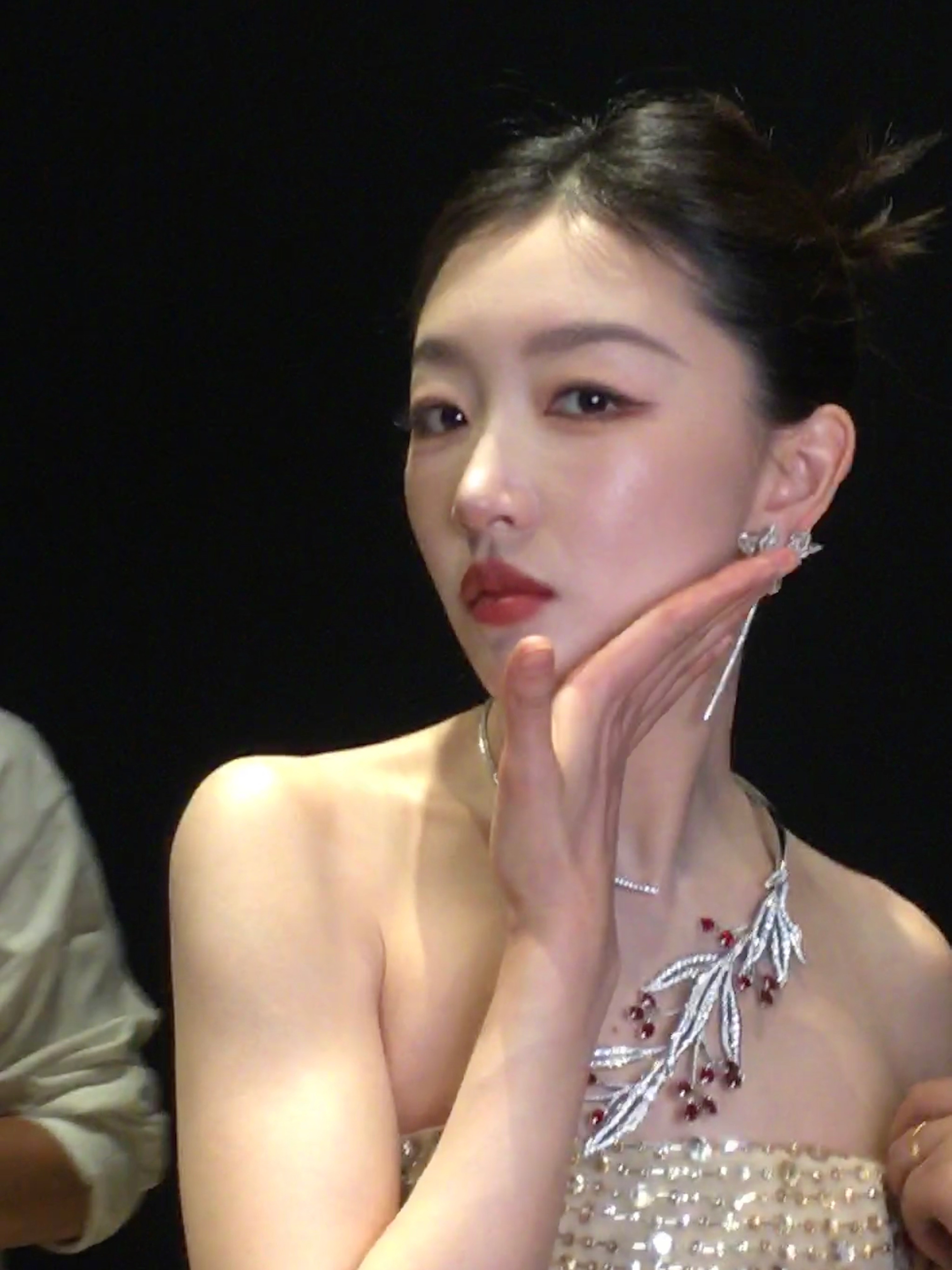 周冬雨官宣北影节全球推广人 国际影响力这一块还得看咱三金影后，这几年接连解锁釜山