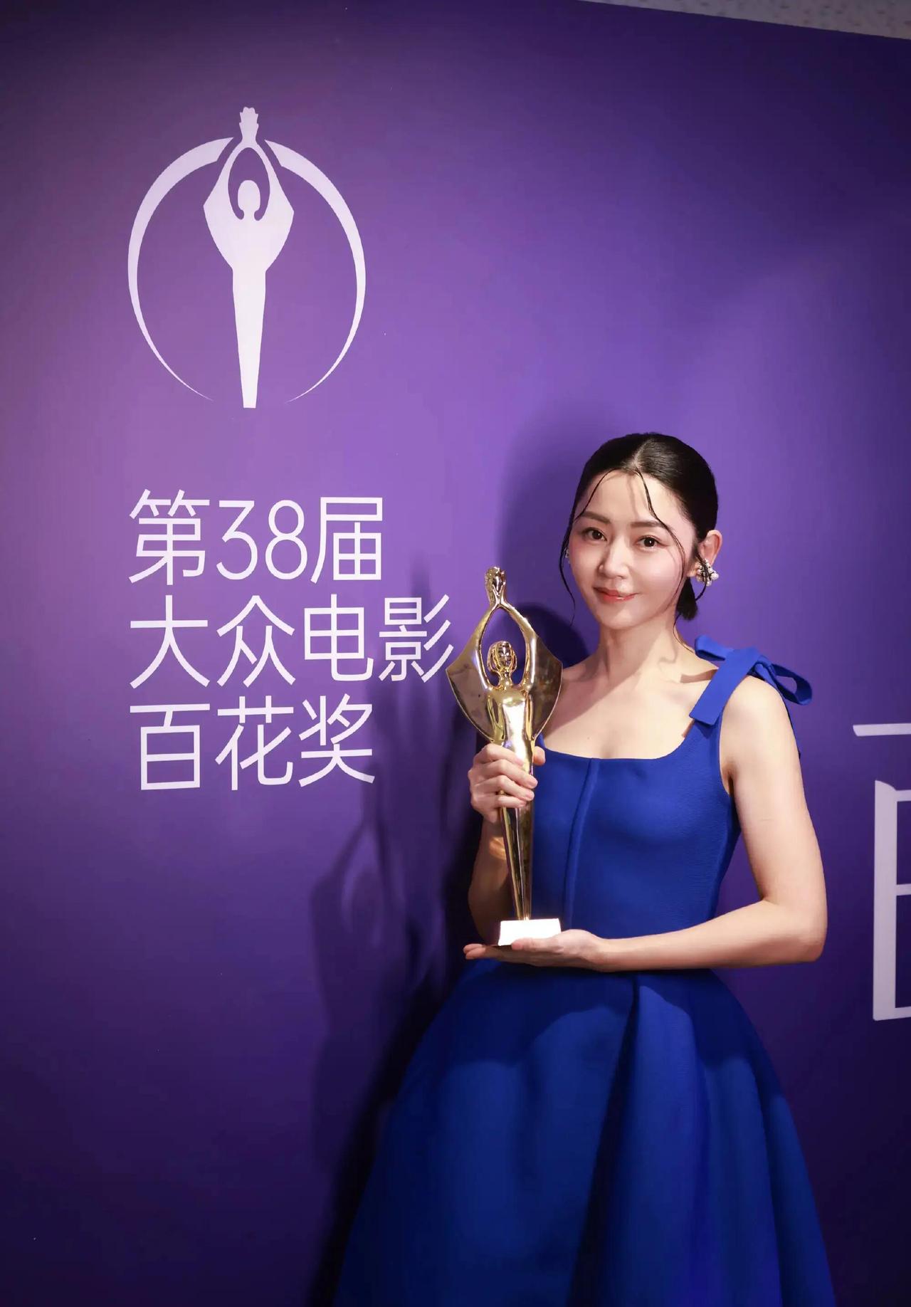 卫诗雅从香港公屋出身、珠宝柜姐，一路熬成双料影后，她的逆袭不是一夜爆火，是十几年