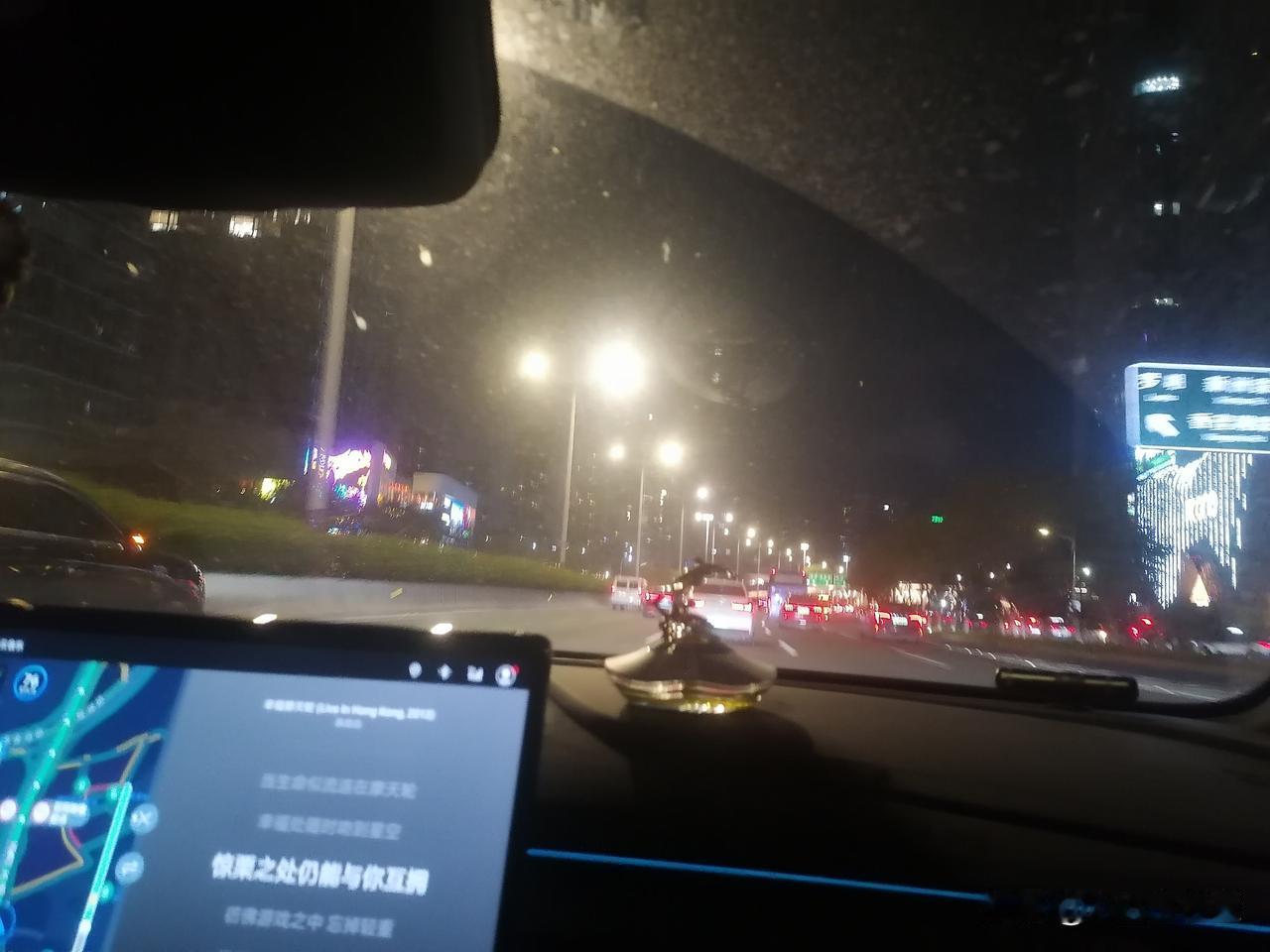 这段路车很多，路灯鳞次栉比连成一串串的珍珠，比较繁华的景象，这里很像是商业中心或