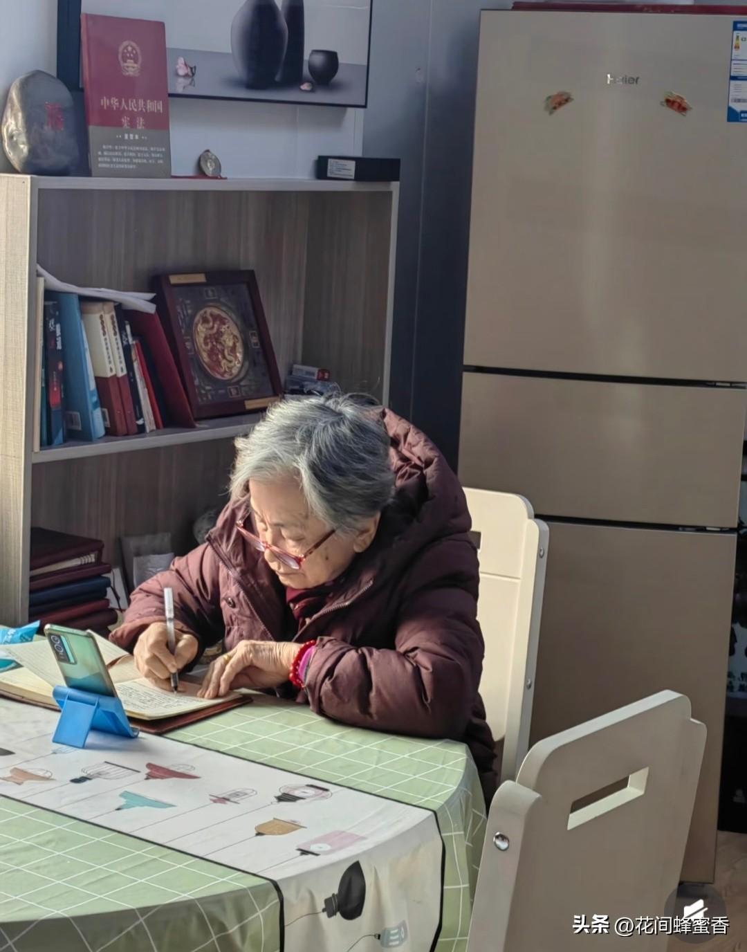 在慢慢变老的路上，你还会学习吗当然会。年龄从不是学习的终点，而是沉淀的起点。保持