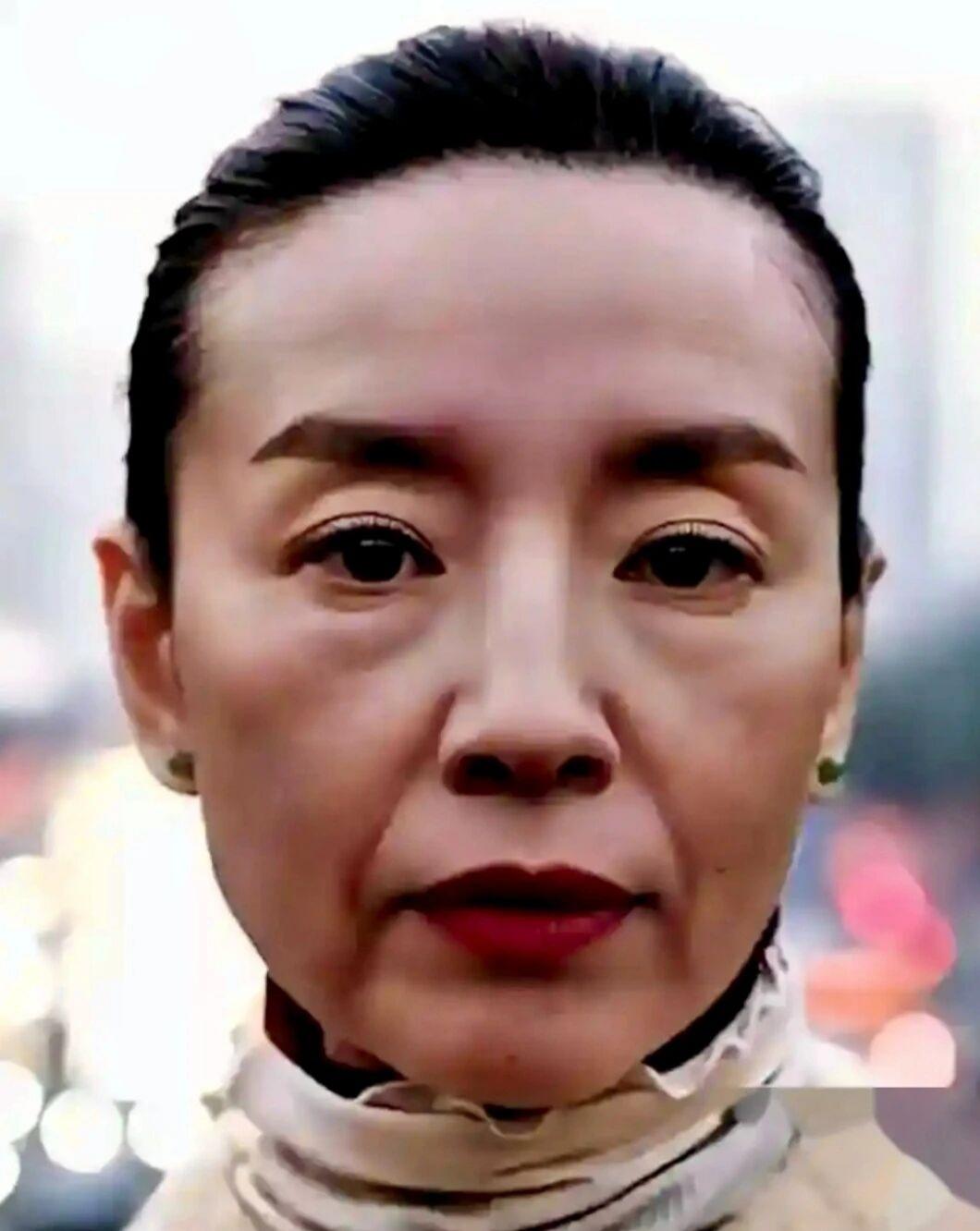 单亲妈妈脸带倦色，就该被指指点点？她眼里的累，咱们这个年纪都认得

前两天刷到董