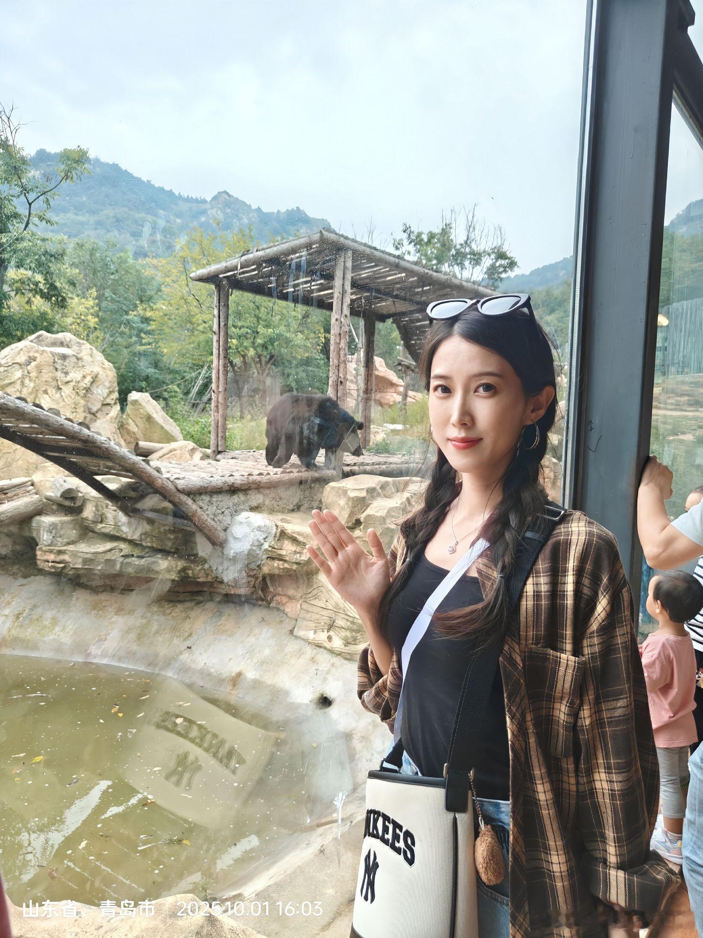 顶级街拍 这大长腿美女绘梦长廊