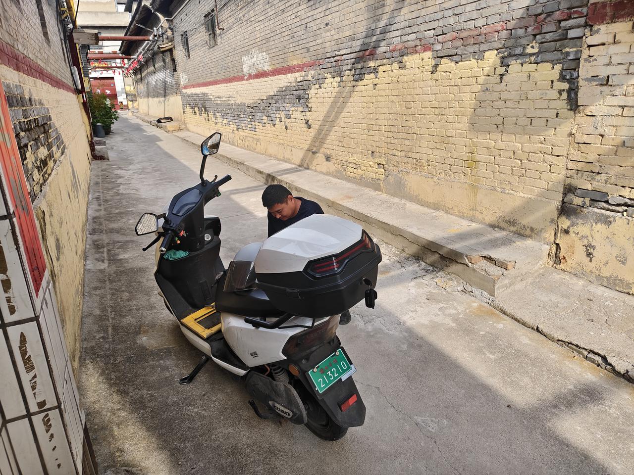 您瞧，运城盐湖33度，但市区天然气公司这位师傅，依然冒着酷暑上门换装了一个小零件