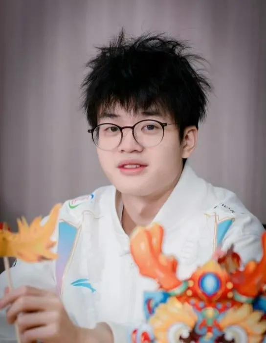 Xun疑似跟BLG俱乐部的一位女工作人员恋爱了[尬笑][尬笑][尬笑]


有网