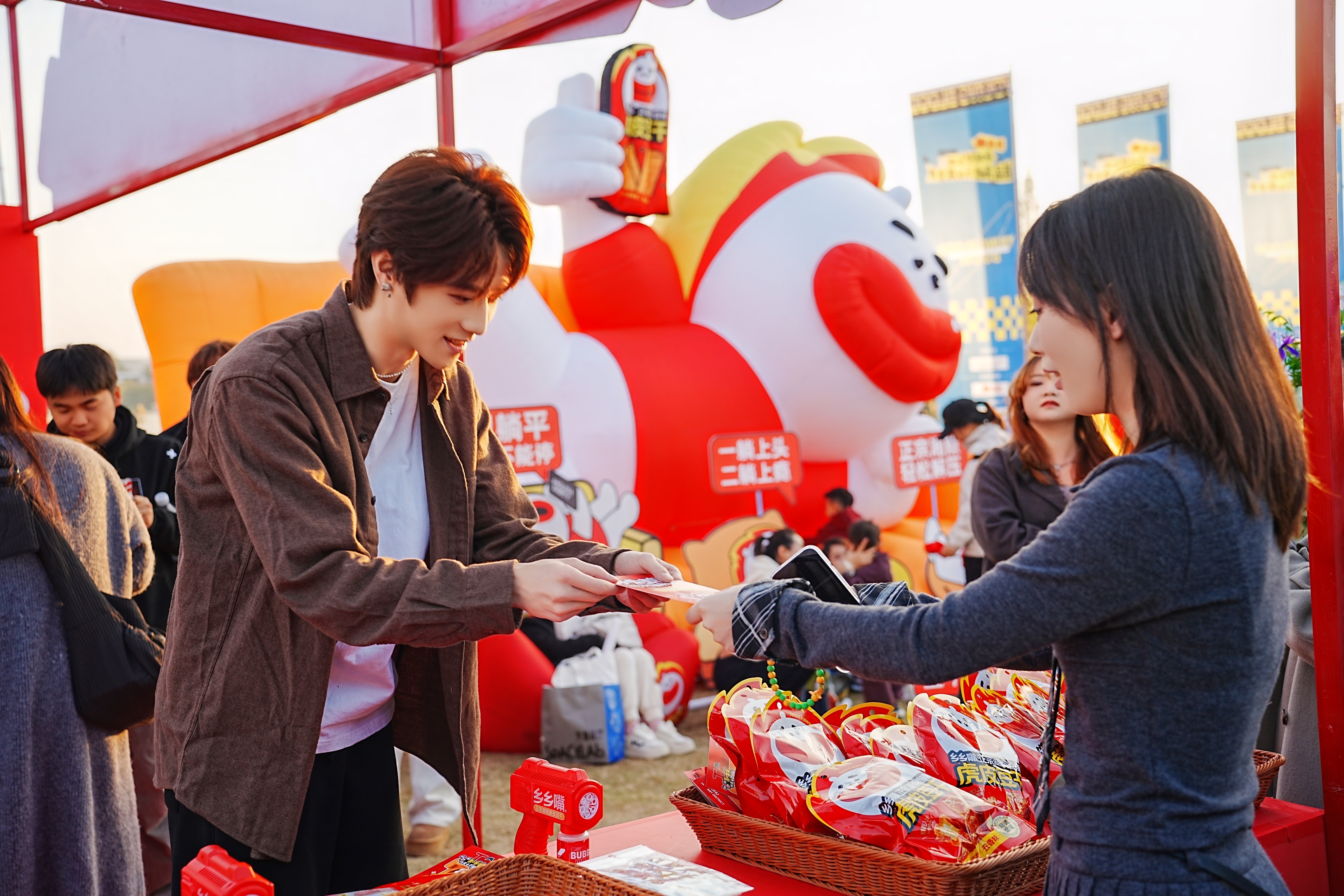 【】 11月22日，湖南长沙。在后湖创意园区的文艺草坪上，既能和许珑瀚近距离互动