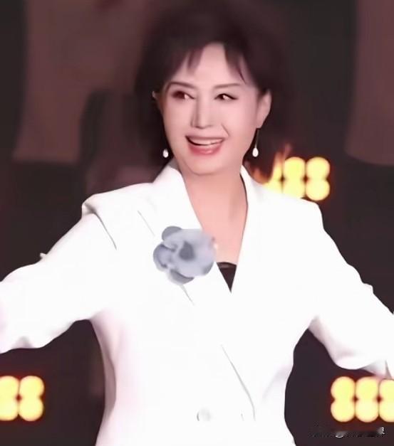 40年过去，姑嫂情分一点没变，走红毯时，“嫂子”水莲和过去一样，仍旧扯上“小姑子