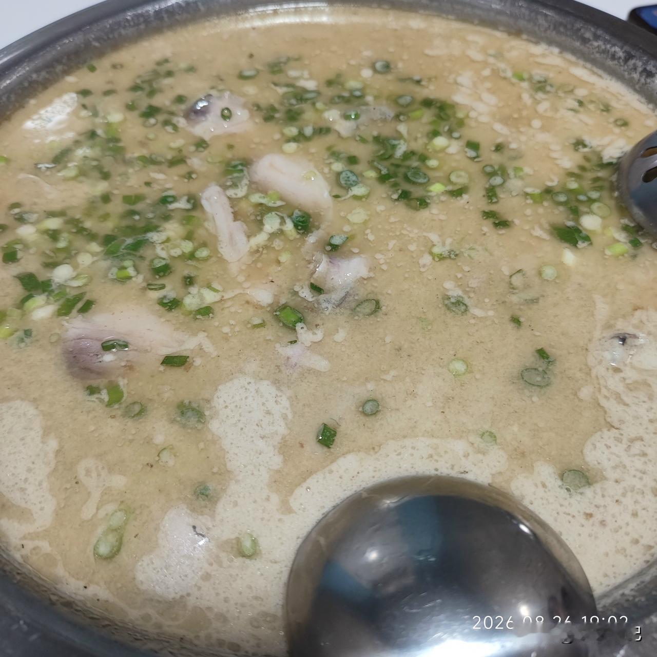 和老妈点了一个一鱼两吃，鱼肉做成豆花鱼，鱼排做成太安鱼。六斤的鱼，满满一大盆加一